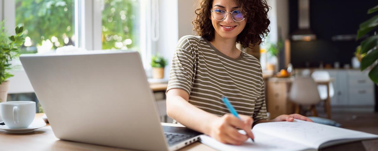 Visuel d'une personne suivant un webinaire organisé par la CM Alsace
