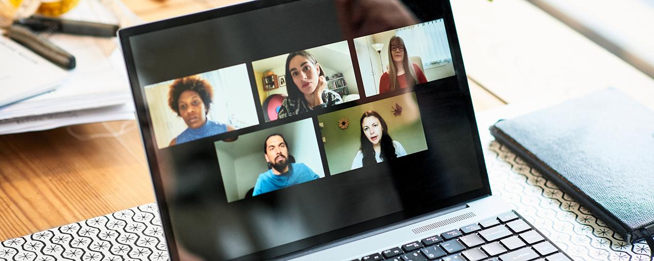 Photo de personnes en visio sur un ordinateur illustrant les webinaire CM Alsace