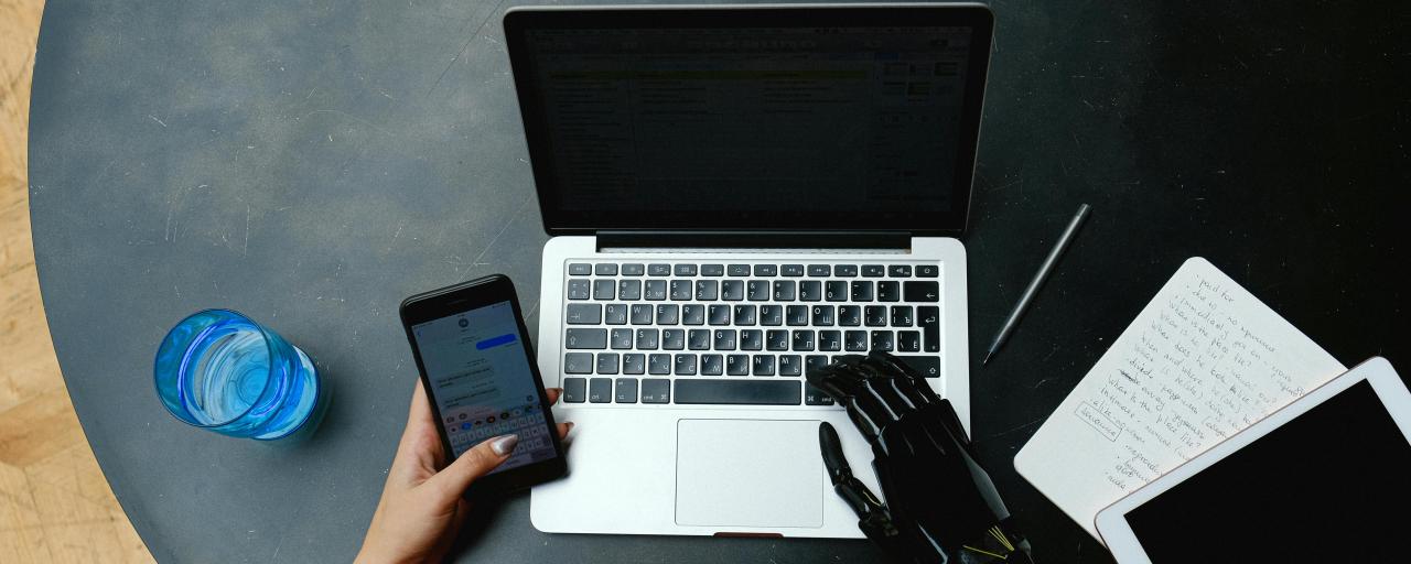 Humain et robot sur ordinateur 