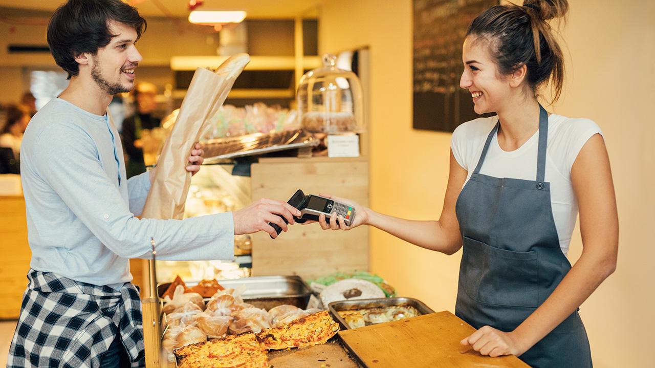 Photo d'une personne achetant du pain dans une boulangerie
