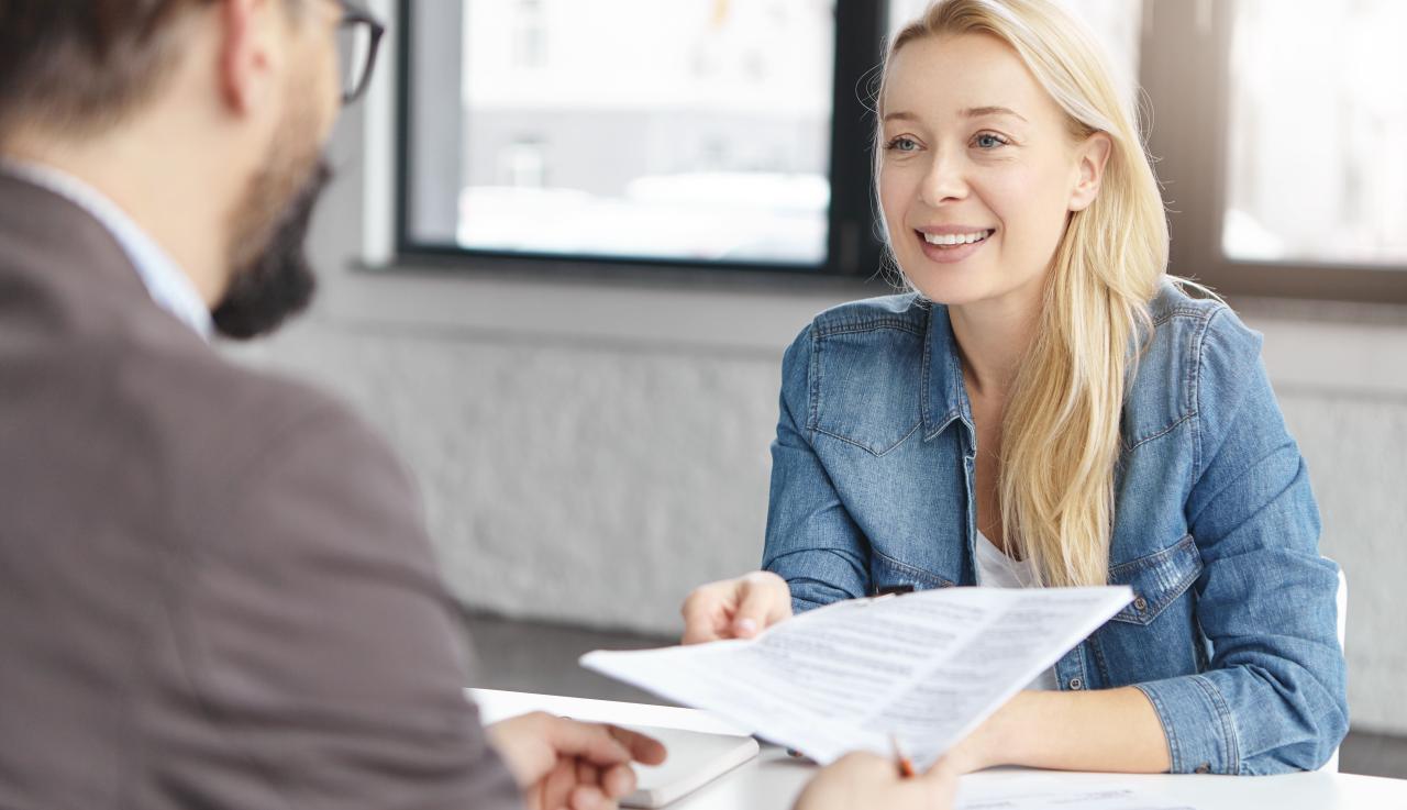 un homme et une femme qui discutent autour d'une table 