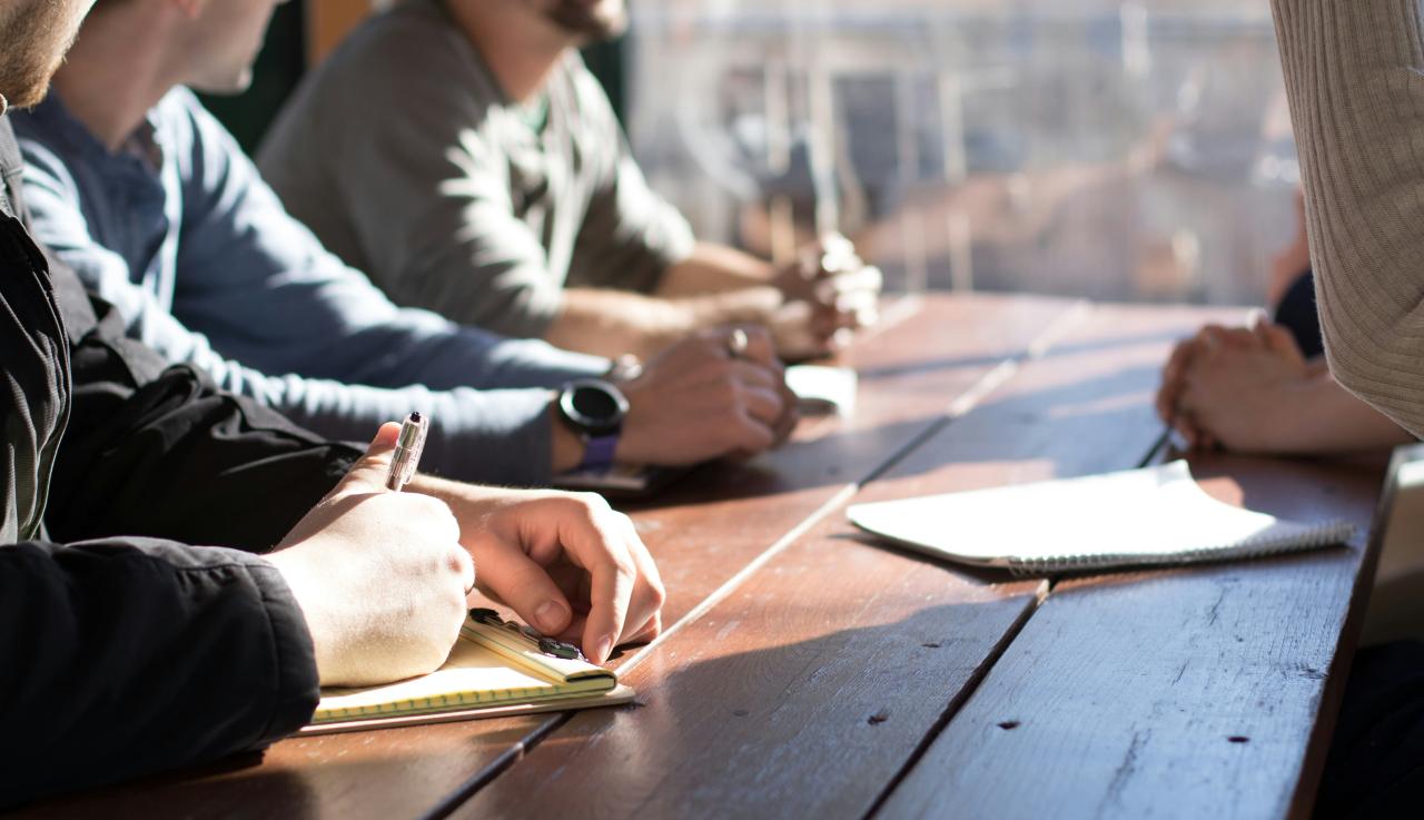 Des personnes prenant des notes lors d'une formation