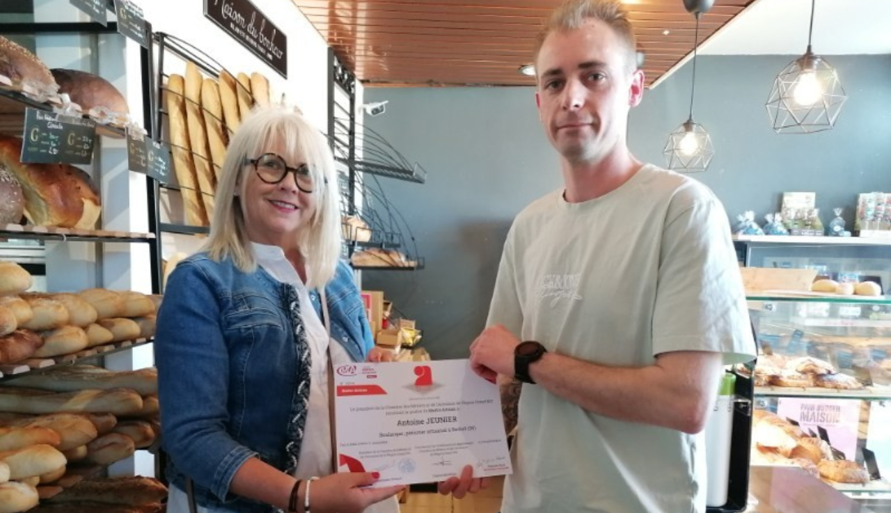 Valérie Messina remet un titre de maitre artisan