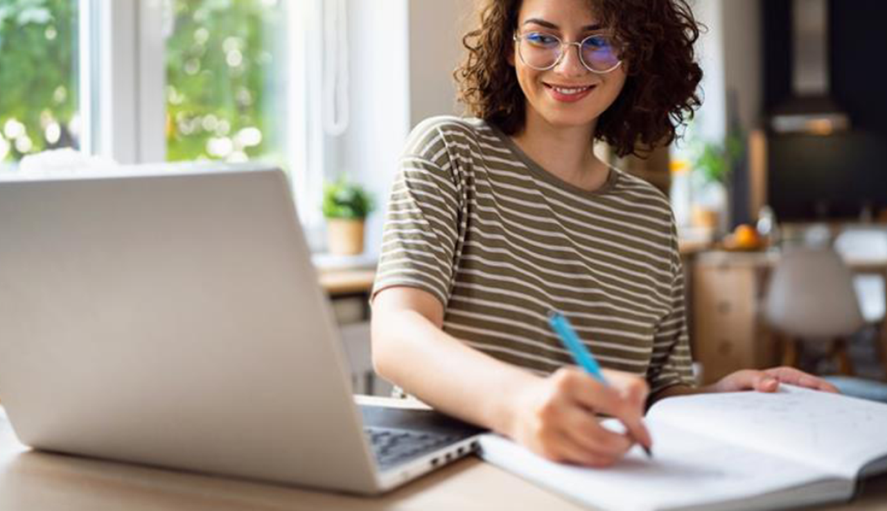 Photo d'une jeune femme travaillant devant son ordinateur