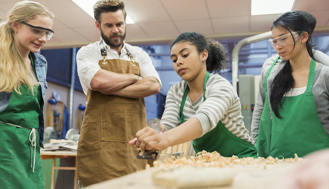 Photo montrant des apprentis en atelier