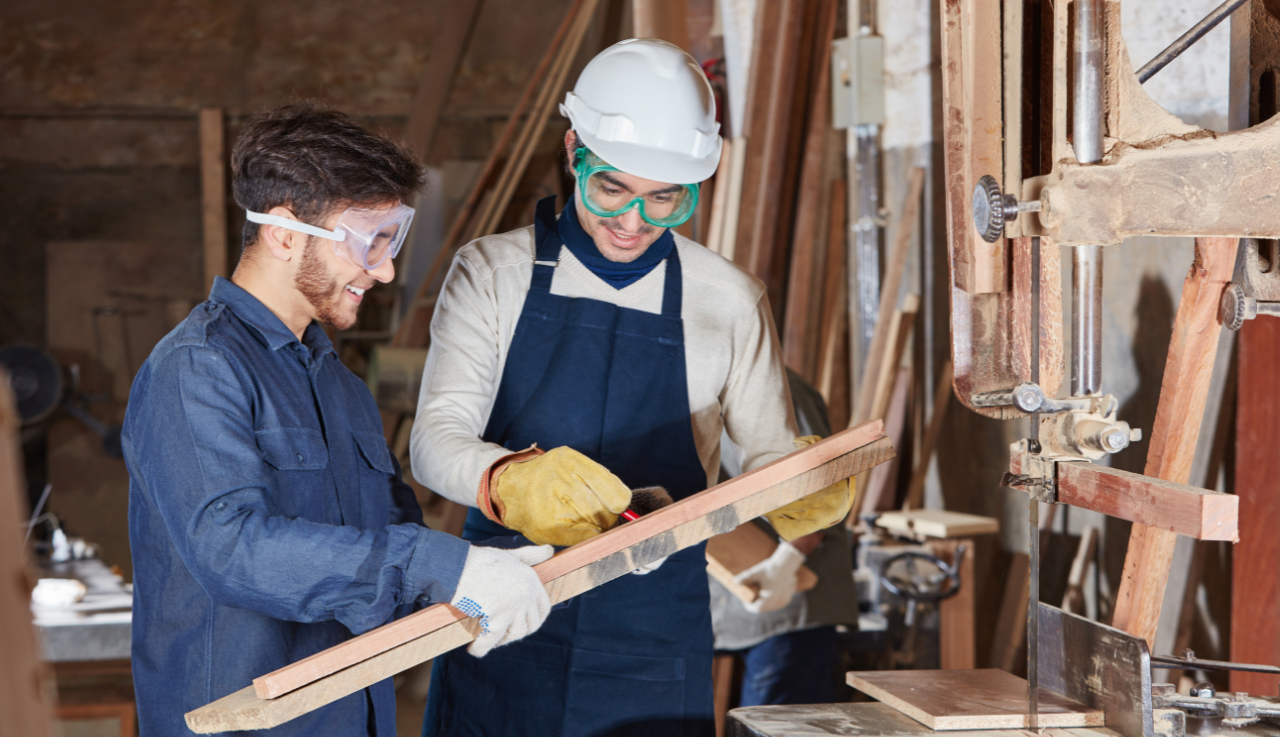 Un apprenti et son maitre d'apprentissage travaillent dans un atelier