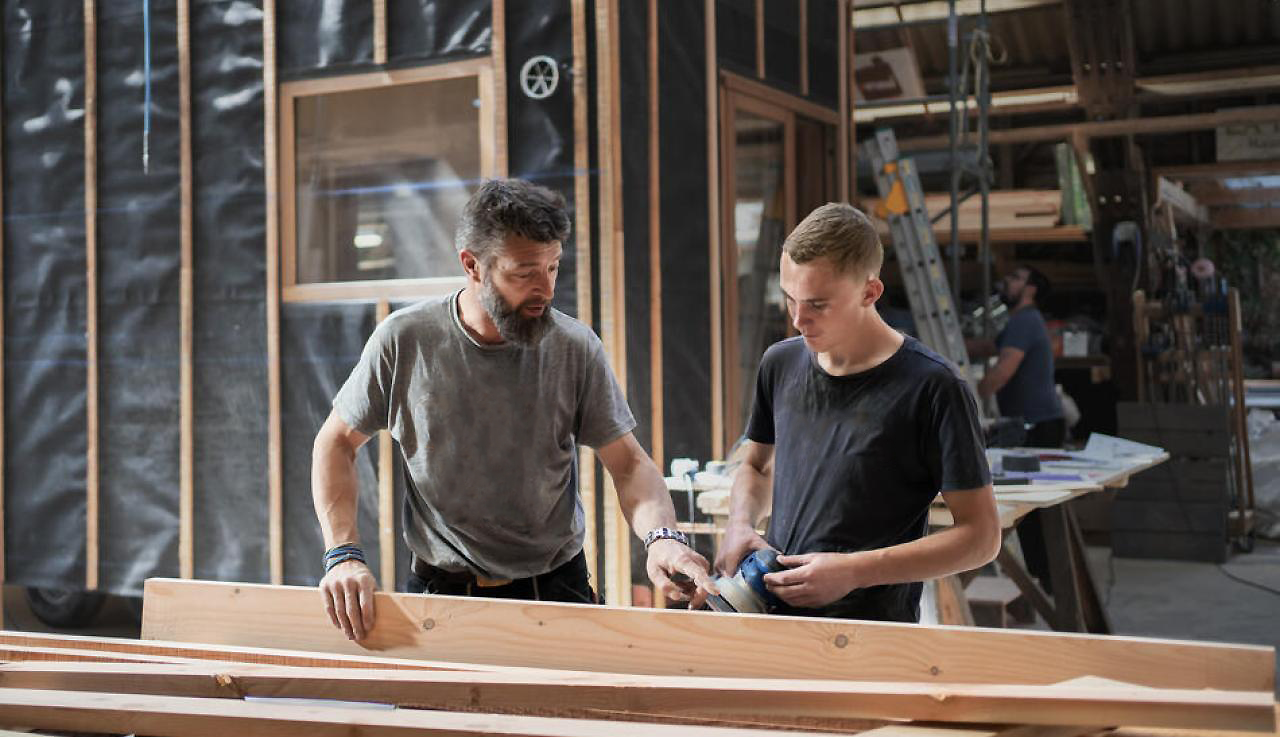 Photo d'un artisan avec son apprenti