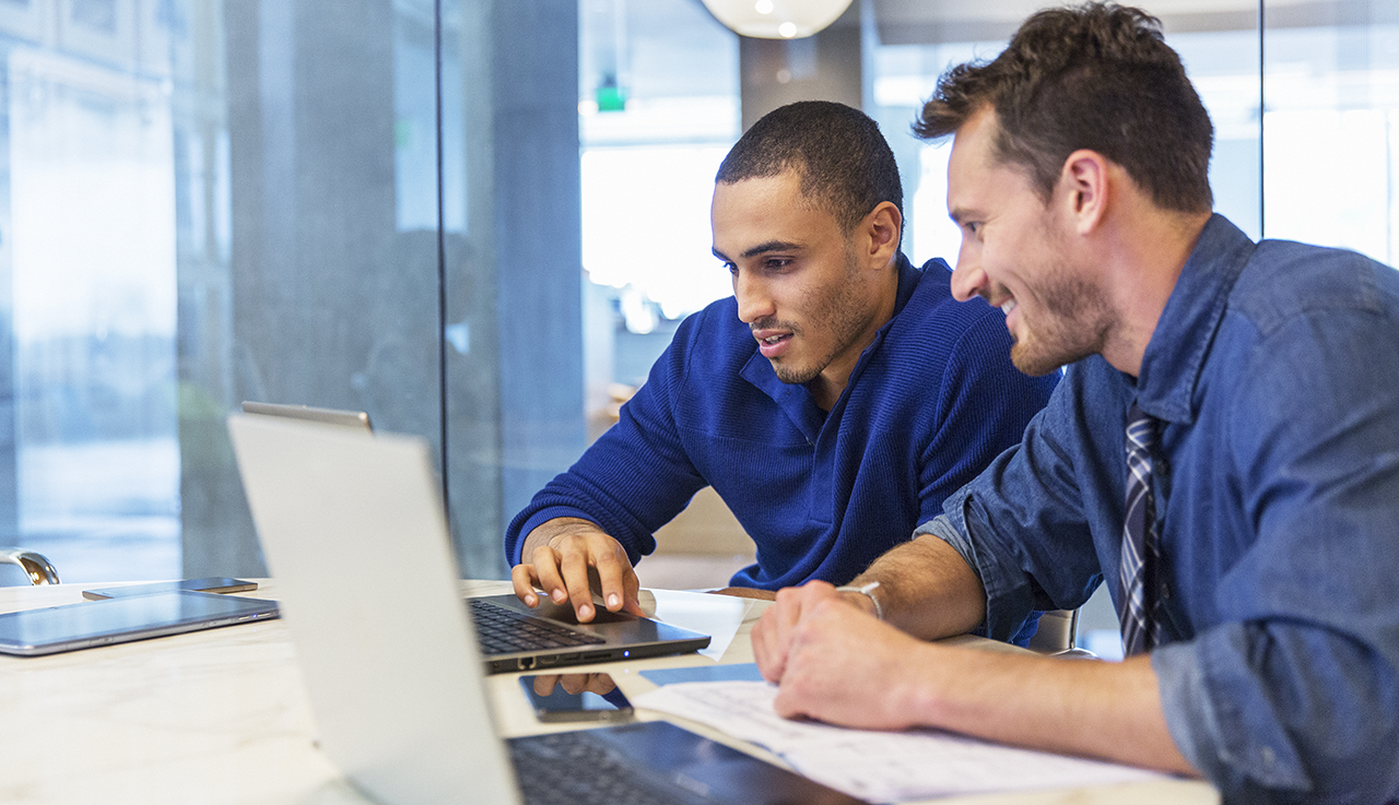 Photo d'un chef d'entreprise et de son assistant pour illustrer la formation RPMS