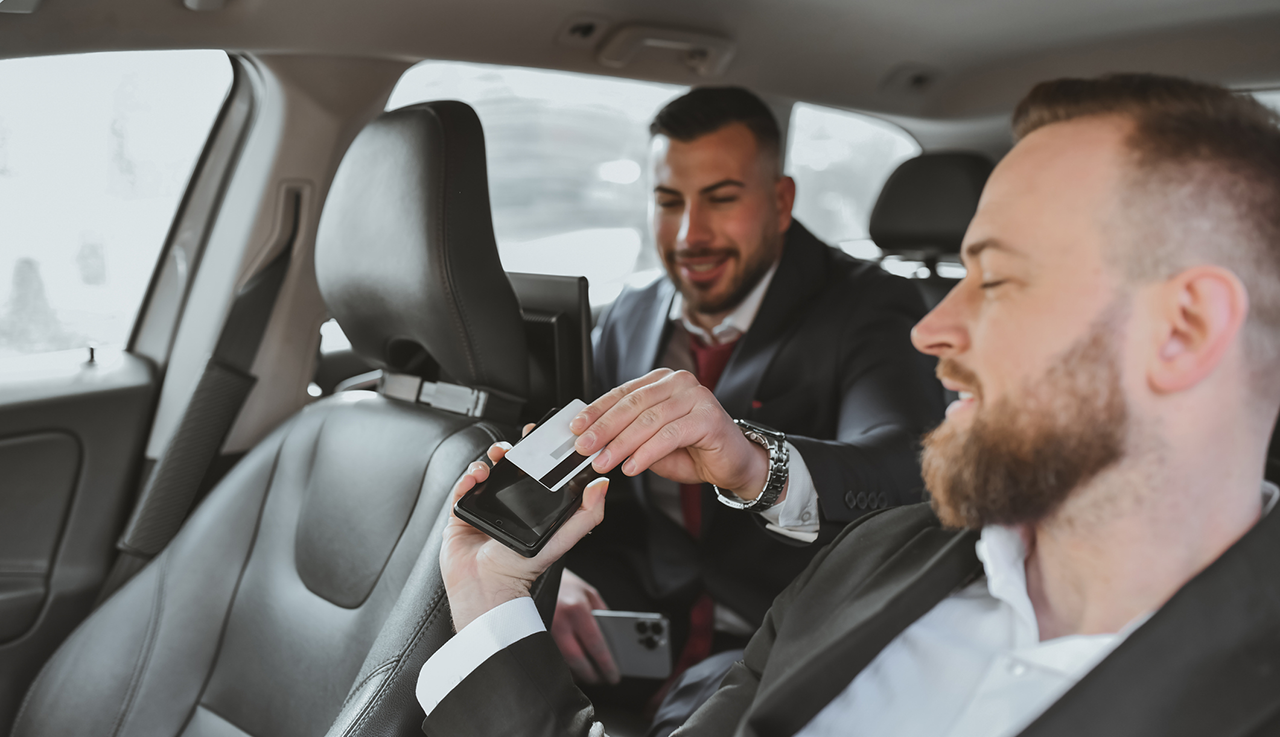 Photo d'un chauffeur VTC et son client