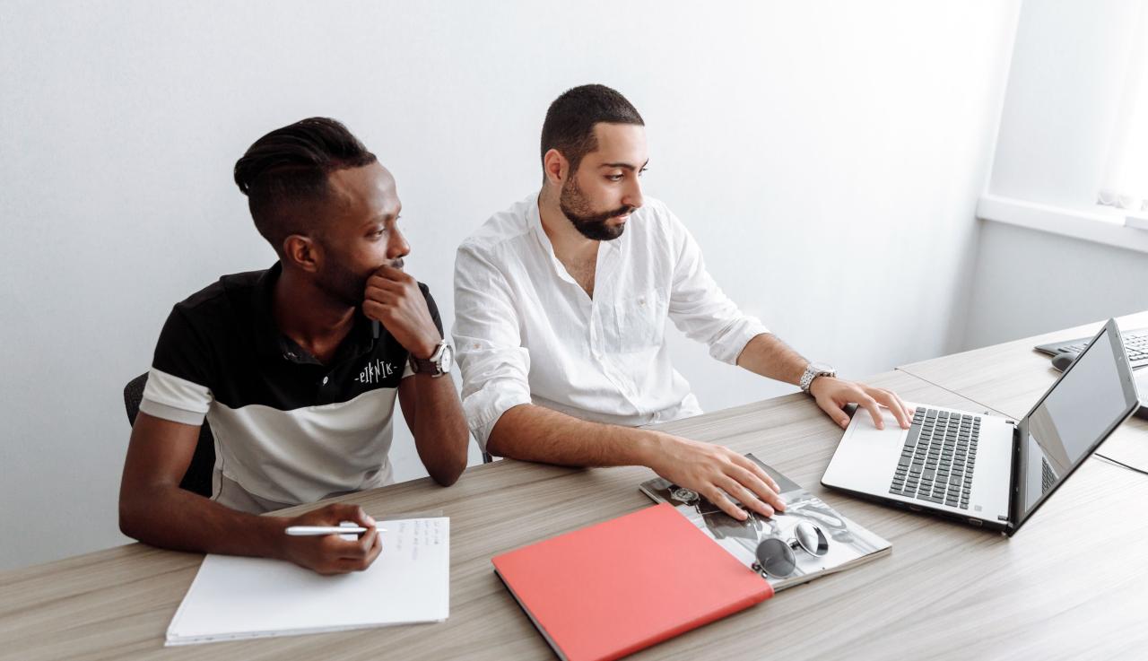 Deux hommes en apprentisage