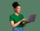 une femme devant son ordinateur sur fond vert