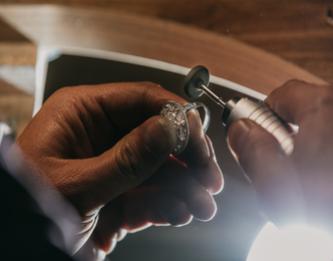 homme polissant bague