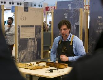 Le stand du luthier d'art Guillaume Kessler