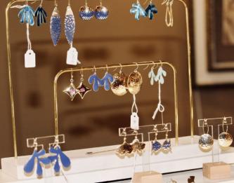Un stand d'une créatrice de bijoux artisanaux