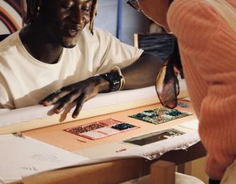 Démonstrations de broderie perlée par le lycée Paul Lapie