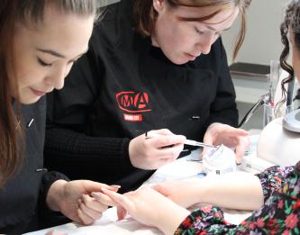 Deux apprentis en esthétique de CMA Formation Nancy