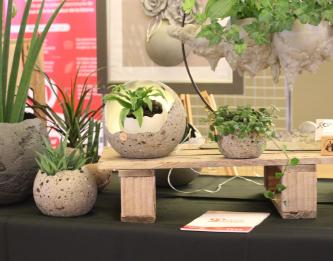 Un stand de décors végétaux au Marché des Artisans d'Art aux Halles du Boulingrin