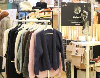 Un stand d'artisanat textile au Marché des Artisans d'Art aux Halles du Boulingrin