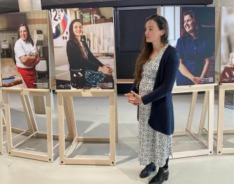 Une artisane devant son portrait lors de l'inauguration de l'exposition à Chaumont
