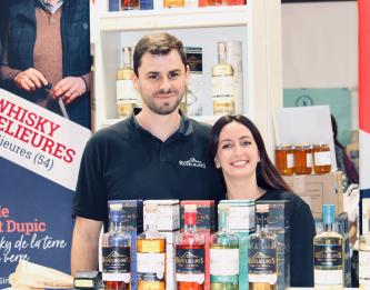 Un stand de bouteilles de whishy au Salon du Made in France