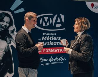 Deux personne parle autour d'un café 