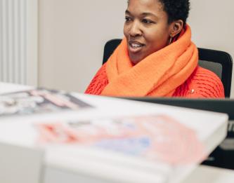une personne est dérrière un bureau dans la vie scolaire d'un cfa 