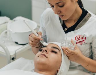 une personne en apprentissage fait un soit du visage 
