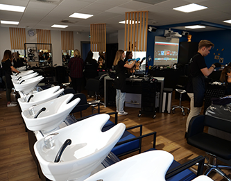 Photo d'un cours en atelier coiffure à la CMA