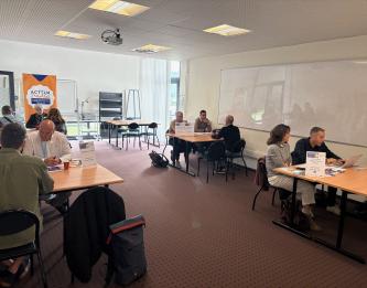 photo de personne autour de table, lors de la tournée de la CP