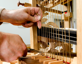 Photo d'un geste d'un apprenant en facture d'orgues au Centre National de la Facture d'Orgues