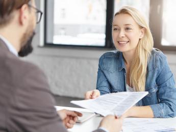 un homme et une femme qui discutent autour d'une table 