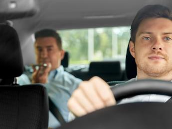 image d'un chauffeur de taxi avec un client sur les places arrières de la voiture