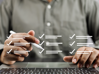 des mains qui tapent sur un clavier et avec un stylo image digitale