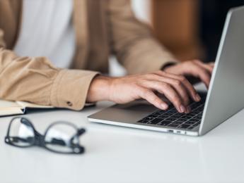 Personne tapant sur le clavier d'un ordinateur portable 