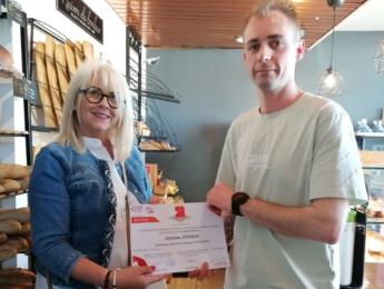Valérie Messina remet un titre de maitre artisan