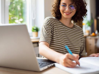 Photo d'une jeune femme travaillant devant son ordinateur