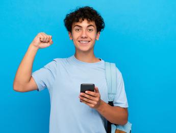 Photo d'un jeune qui décroche un contrat d'apprentissage avec CMA Formation