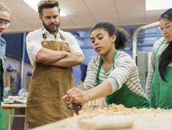 Photo montrant des apprentis en atelier