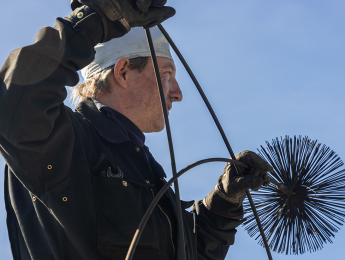 Photo d'un ramoneur pour illustrer le CTM fumiste option ramoneur
