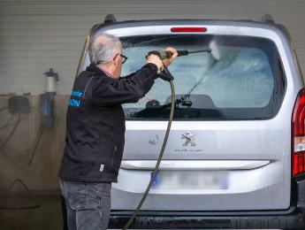 Lavage de carrosserie à grande eau