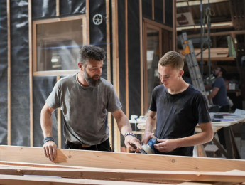 Photo d'un artisan avec son apprenti