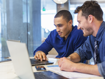 Photo d'un chef d'entreprise et de son assistant pour illustrer la formation RPMS