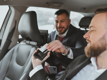 Photo d'un chauffeur VTC et son client