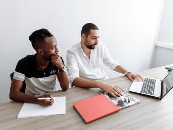 Deux hommes en apprentisage