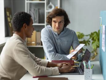 deux personne qui echange sur un projet