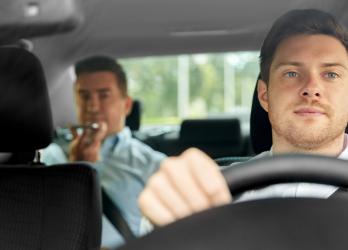 image d'un chauffeur de taxi avec un client sur les places arrières de la voiture