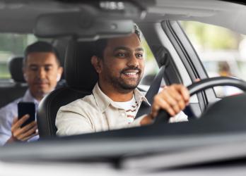 un chauffeur de taxi dans une voiture avec son client à l'arrière