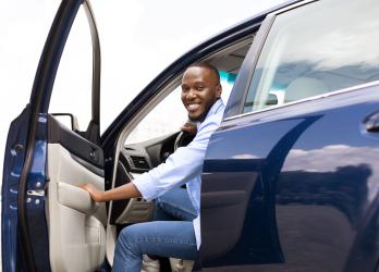 image d'un homme chauffeur VTC qui ouvre sa portière
