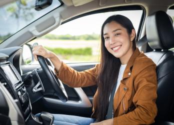 image d'un femme au volant