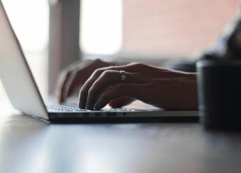 Personne tapant sur le clavier d'un ordinateur portable 